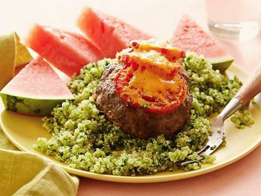 صورة الكينوا مع شرحات تحت قشرة جبنة