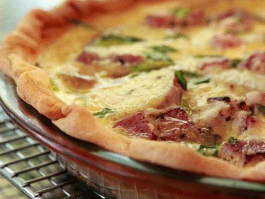 صورة كيشي مع لحم الخنزير والجبن