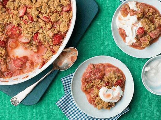 Photo Strawberry crisp with rhubarb