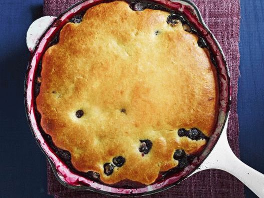 Photo Cobbler مع العنب البري في مقلاة