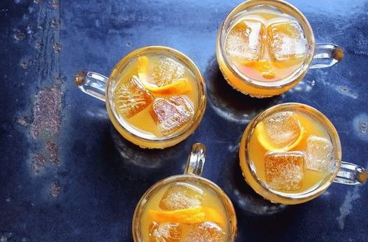 Photo Photo splash with beer and bourbon