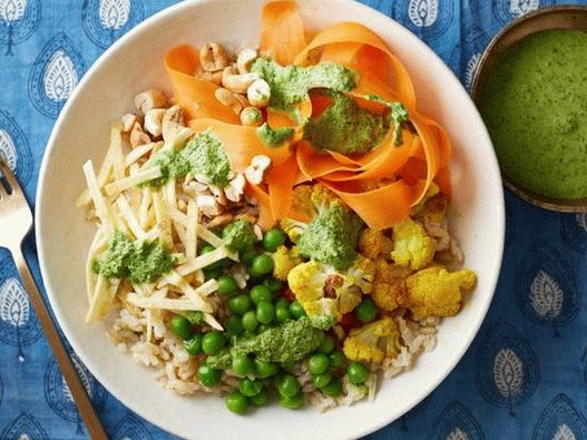 صور الأرز البني مع القرنبيط المخبوز والصلصة الخضراء