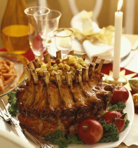 صورة تاج أضلاع لحم الخنزير مع خبز الذرة