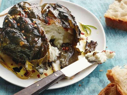 صورة لجبن الماعز المشوي بأوراق العنب