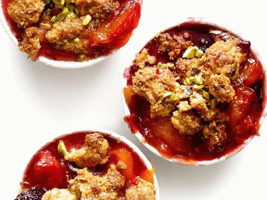 Photo Crumble مع البرقوق والرحيق والفستق تتصدر
