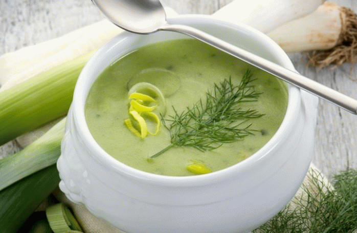 حساء كريمة مع الكراث