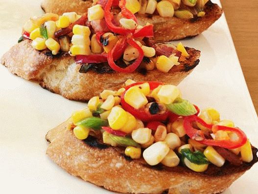 صورة كروستيني مع لحم الخنزير المقدد والذرة المشوية