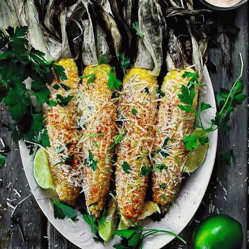 صورة من الذرة المشوية مع صلصة الكزبرة بستو