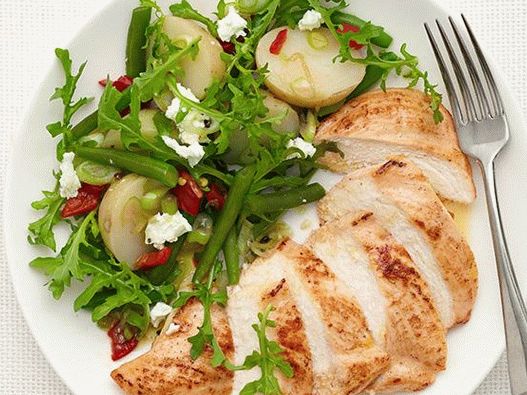 فوتو دجاج مع سلطة البطاطا الدافئة