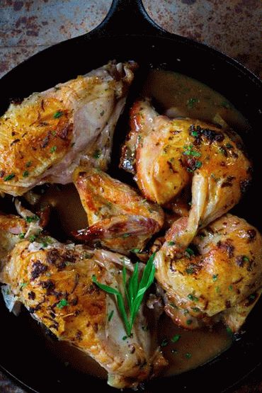 صور الدجاج المقلي اليوناني في مقلاة