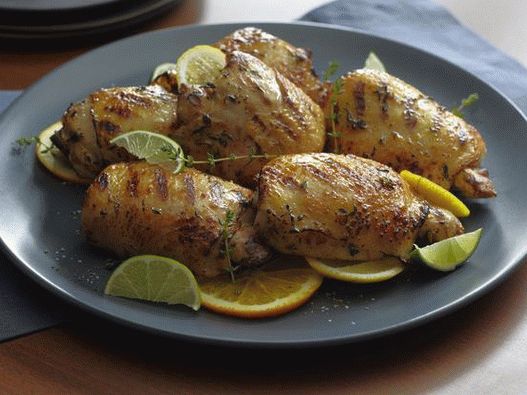 صورة لفخذين الدجاج المشوي في ماء مالح