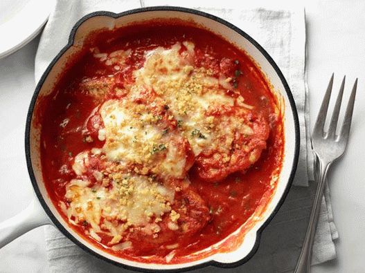 صور صدور الدجاج في مقلاة بالجبن