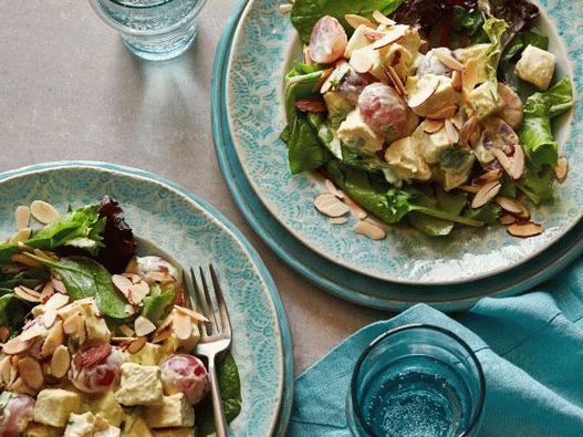 فوتو تشكن سلطة مع العنب والكاري