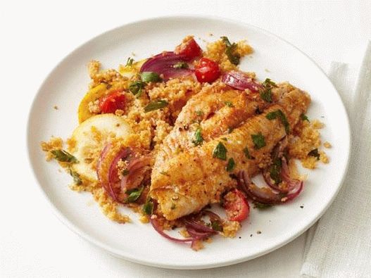 صورة الكسكس وشرائح سمك السلور ، المخبوزة في رقائق معدنية