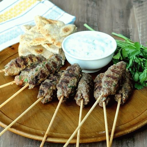 صورة لكفتة خروف على أسياخ مع صلصة زازيكي