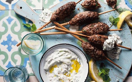 صورة لكفتة من لحم الغنم مع صلصة الززيكي