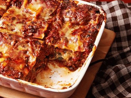 لازانيا الصور مع السبانخ والحساء الفطر