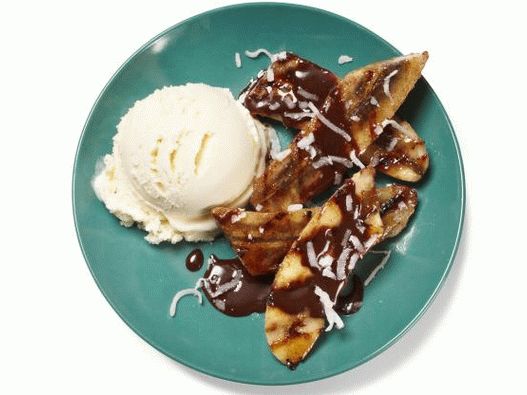 موز مشوي مع صوص الشوكولاتة