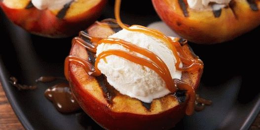 الخوخ المشوي مع زبدة العسل البرتقالية واللوز المحمص