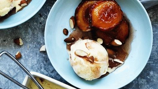 الخوخ المشوي في النبيذ مع ماسكاربوني