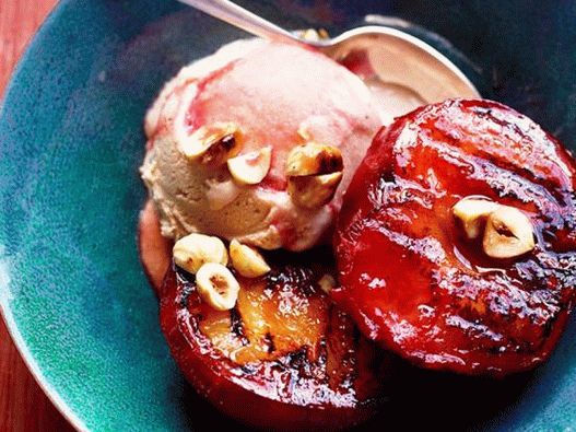 البرقوق المشوي مع الآيس كريم الجيلاتي