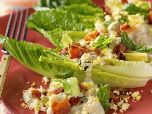 صورة للقوارب مع الخس والبيض والجبن الأزرق