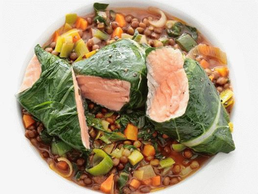 صورة سلمون على البخار في أوراق الشارد مع العدس