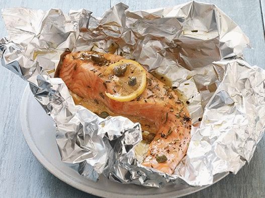 صور السلمون مع الليمون والكبر وإكليل الجبل ، المخبوزات في رقائق