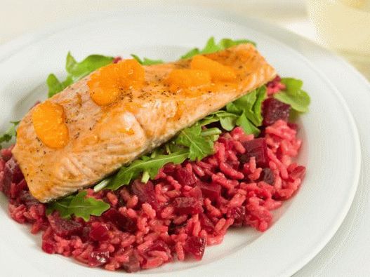 Photo سلمون في زجاج اليوسفي على وسادة من أكلة الشمندر