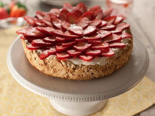 صورة للطبق - كعكة مرنغ كوكي مع كريمة الرائب والفراولة (Mostachon)