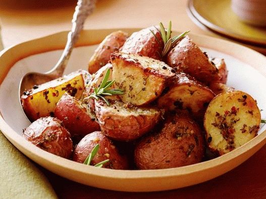 صورة للطبق - البطاطا المخبوزة مع إكليل الجبل