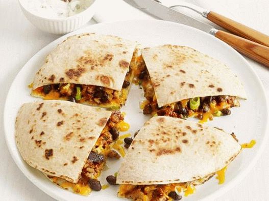 Quesadilla مع الفاصوليا السوداء و mitlof