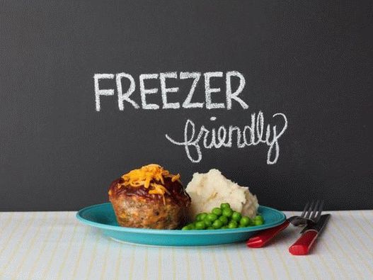 فطائر اللحم بالجبن وصلصة الشواء