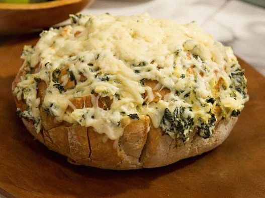 صورة للطبق - خبز الجبن مع تراجع من الخرشوف والسبانخ