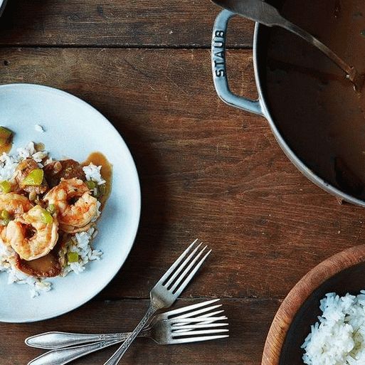 صورة لجامبو لويزيانا مع الروبيان والنقانق