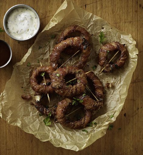 حلقات بصل الصور ملفوفة في لحم الخنزير المقدد