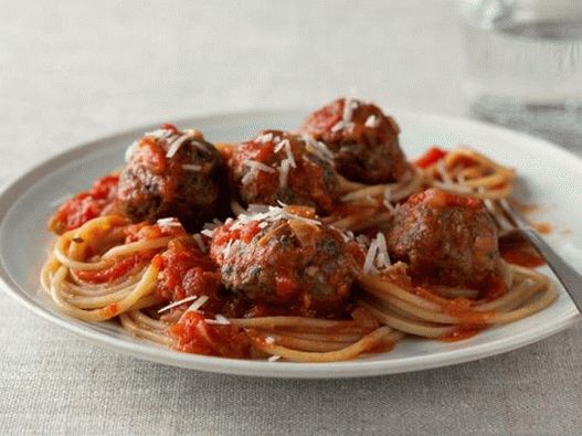 صور كرات اللحم الخفيفة في صلصة الطماطم