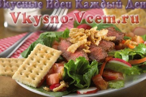 لحم البقر في طباخ بطيء على طبق سلطة