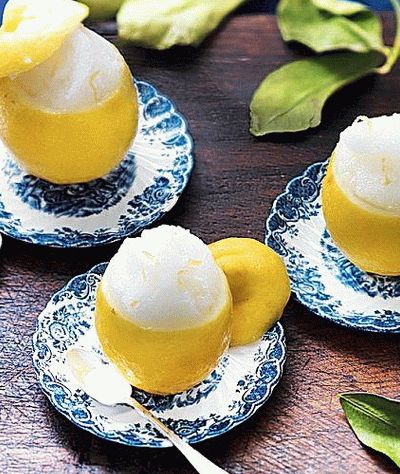 صورة للنعناع والزنجبيل الجليد في الليمون السلطانيات