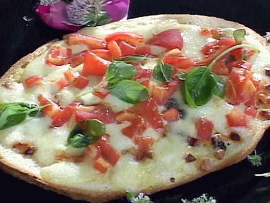 صورة من البيتزا النابولية مع هريس الطماطم