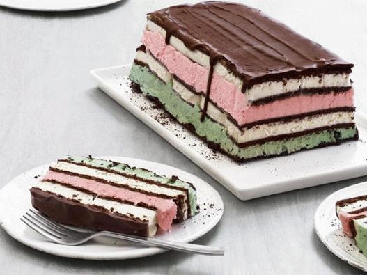 صورة لكعكة الآيس كريم متعددة الطبقات من نابولي