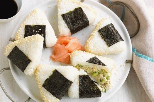 صورة لأونيغيري مع التونة (كرات الأرز اليابانية)