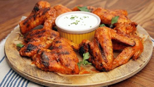 صورة أجنحة الدجاج الحارة على الشواية