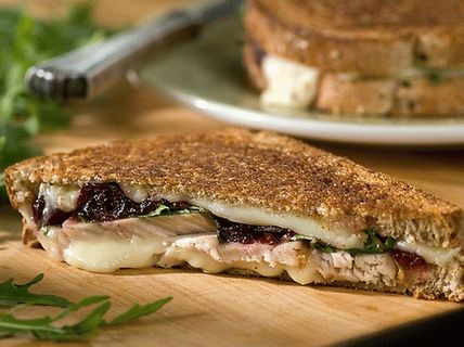 صورة بانيني مع الديك الرومي والجبن النافورة