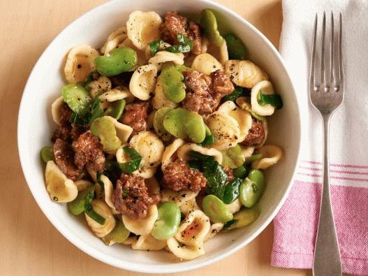 صورة من المعكرونة orecchiette مع الثوم والفاصوليا البرية