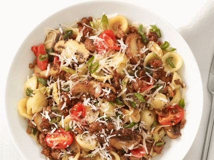 صورة من المعكرونة orecchiette مع السجق حار