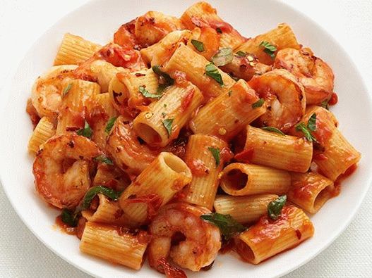 صورة من الروبيان المعكرونة rigatoni مع صلصة الطماطم