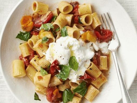 صورة المعكرونة rigatoni مع الطماطم المخبوزة والجبن بوراتا