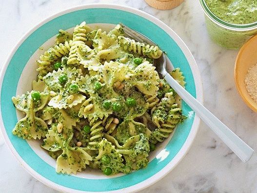 صورة المعكرونة مع البيستو والبازلاء