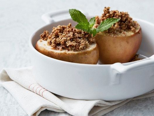 صورة لخبز التفاح مع لحم الخنزير المقدد وكريمة القيقب